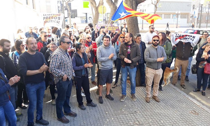 Una cinquantena de persones es van aplegar a les portes dels jutjats per a donar suport als que havien estat citats ahir