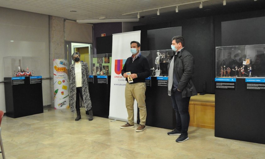 Un moment de l'acte d'inauguració, ahir a la tarda a càrrec de l'alcalde Oliver Klein, el regidor de Promoció Econòmica Oliver Klein i la vicepresidenta de la UB, Merche Martínez