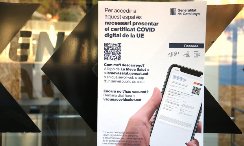 Imatge d'un cartell sobre l'obligació de portar el certificat de vacunació en un gimnàs