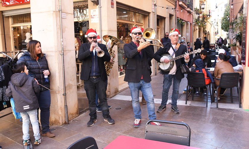 La Stromboli Jazz Band al carrer de Borràs, a la cantonada de la plaça de la Vila, ahir al matí