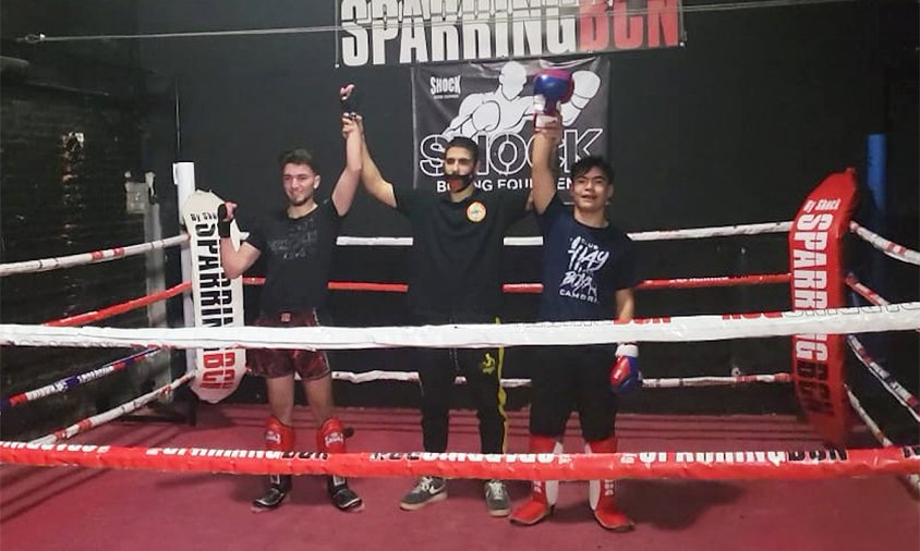 El representant del Club Muaythai i Boxa Cambrils, Juan Gabriel Rajahmuda, a la dreta de la imatge