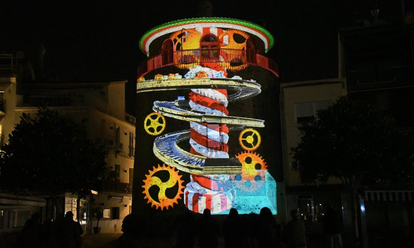 Un moment de la projecció del mapping nadalenc a la torre del Port, ahir a la tarda