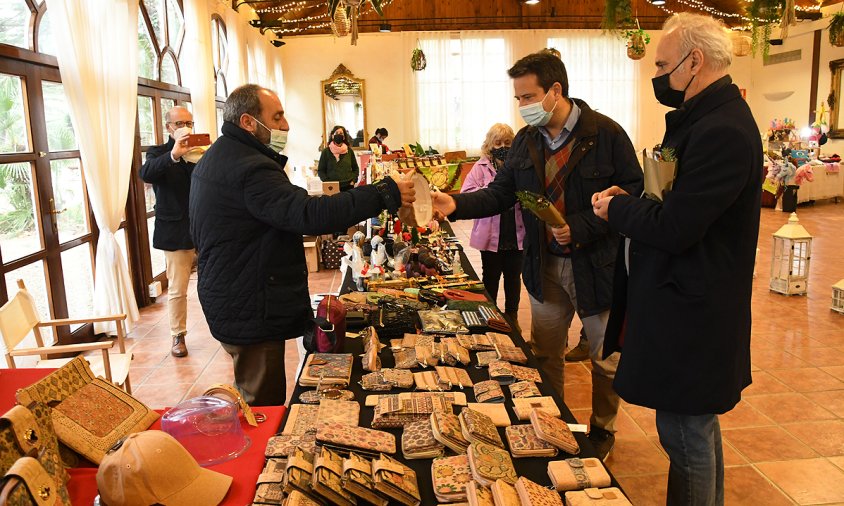 Detall del mercat nadalenc dins el saló d'esdeveniments, ahir al matí, en el decurs de la inauguració