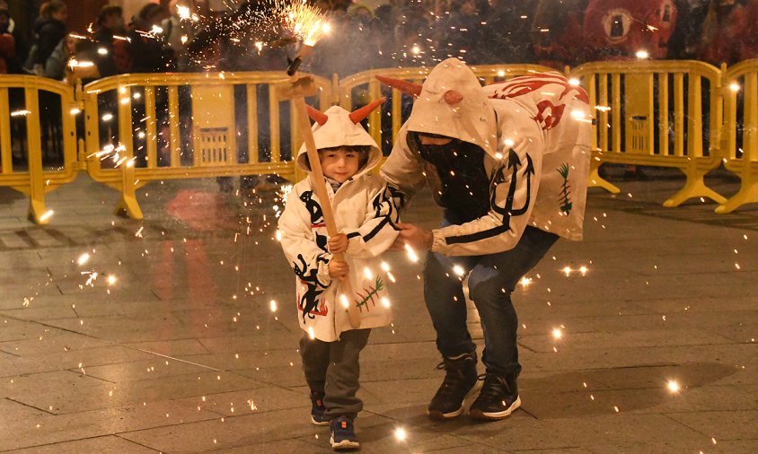 L'encesa solidària va permetre estrenar-se als més petits en el món del correfoc