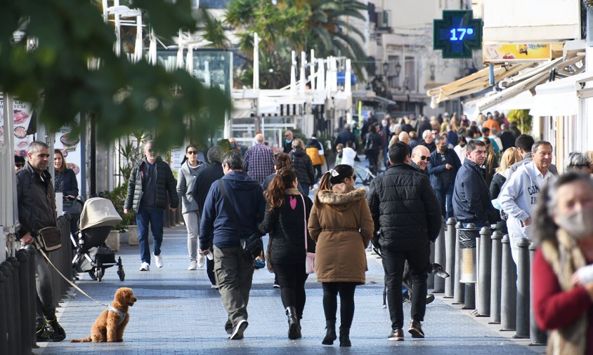 Gent passejant pel carrer Consolat de Mar, cap a finals del passat mes de novembre