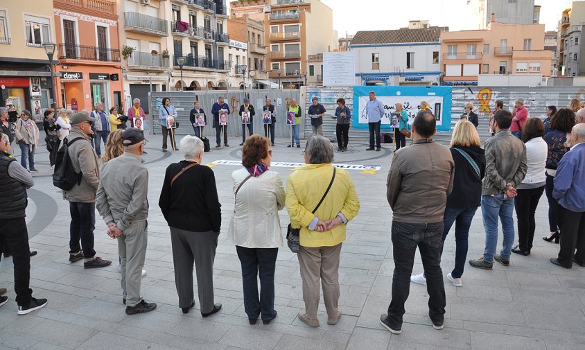 La concentració per demanar la llibertat dels presos polítics es va fer ahir, a la plaça del Pòsit