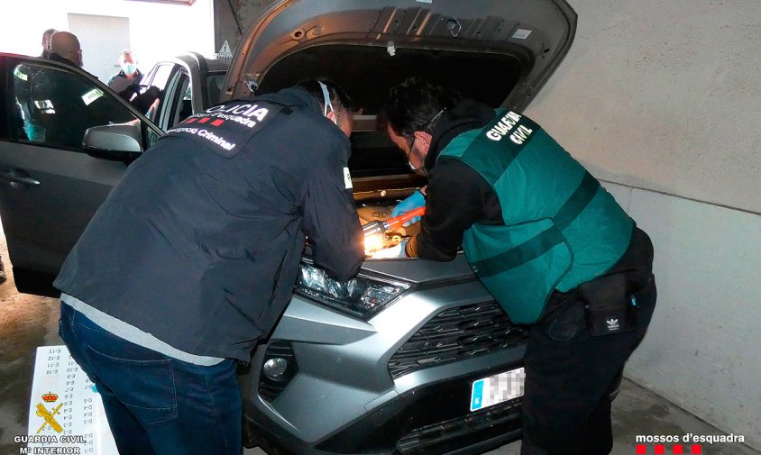 Inspecció d'un dels vehicles recuperats