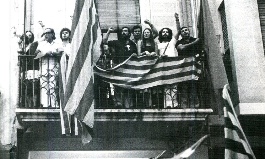 Acte final de la manifestació de l'11 de setembre de 1977 a Cambrils amb la gent de la capçalera al balcó de la Casa de la Vila