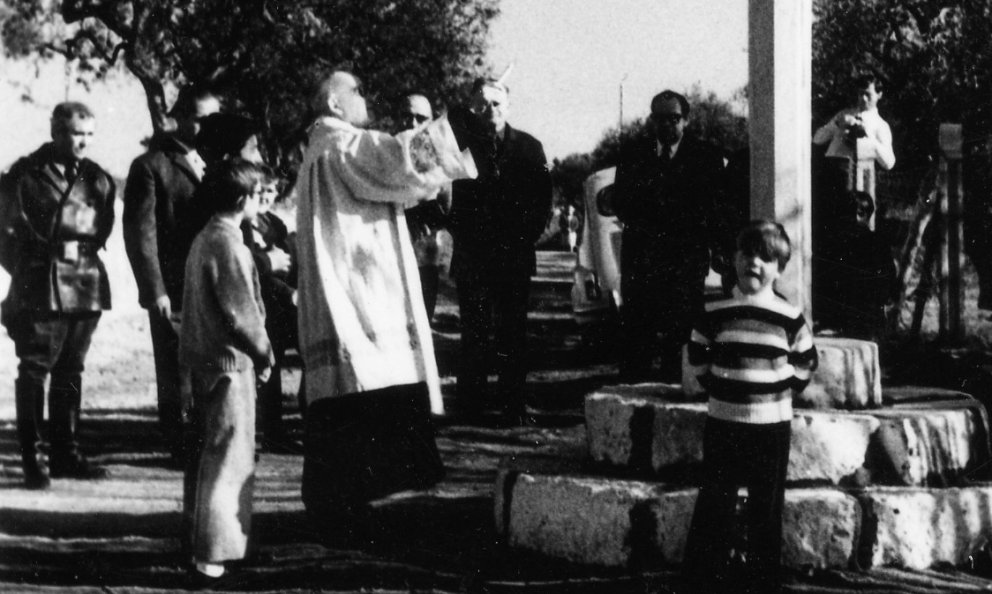 Benedicció de la creu de terme al costat del camí de Vilafortuny / Gener 1972