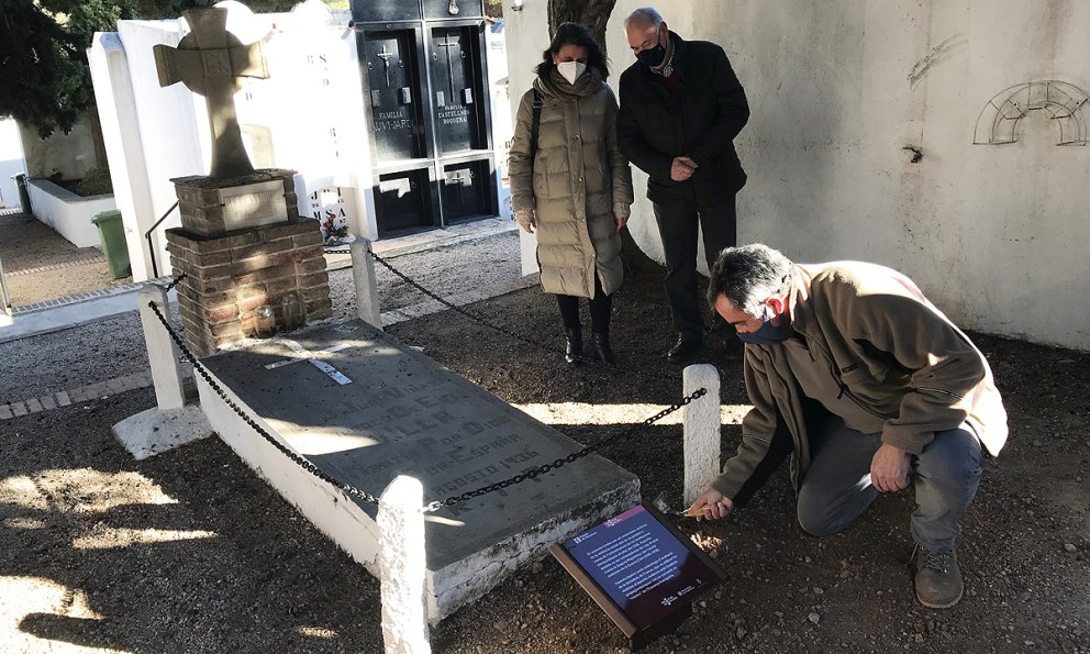 L'Ajuntament de Vandellòs i l'Hospitalet de l'Infant senyalitza la tomba de mossèn Vinaixa amb l'assessorament del Memorial Democràtic