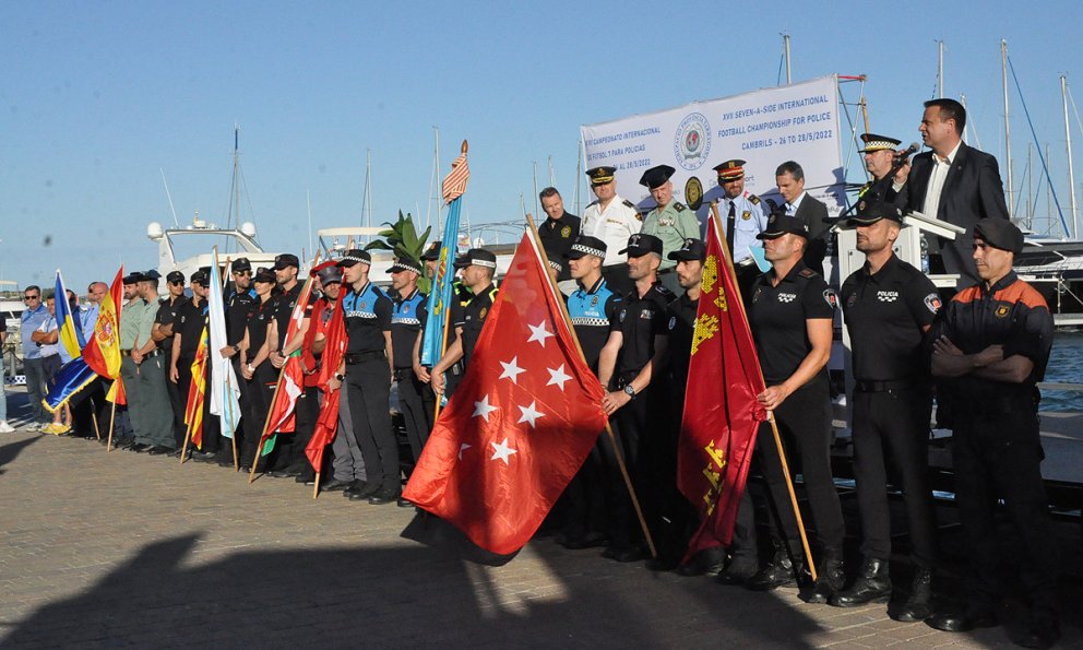 La desfilada de participants dona el tret de sortida al campionat Internacional IPA de futbol 7 per a policies (Conté galeria fotogràfica)