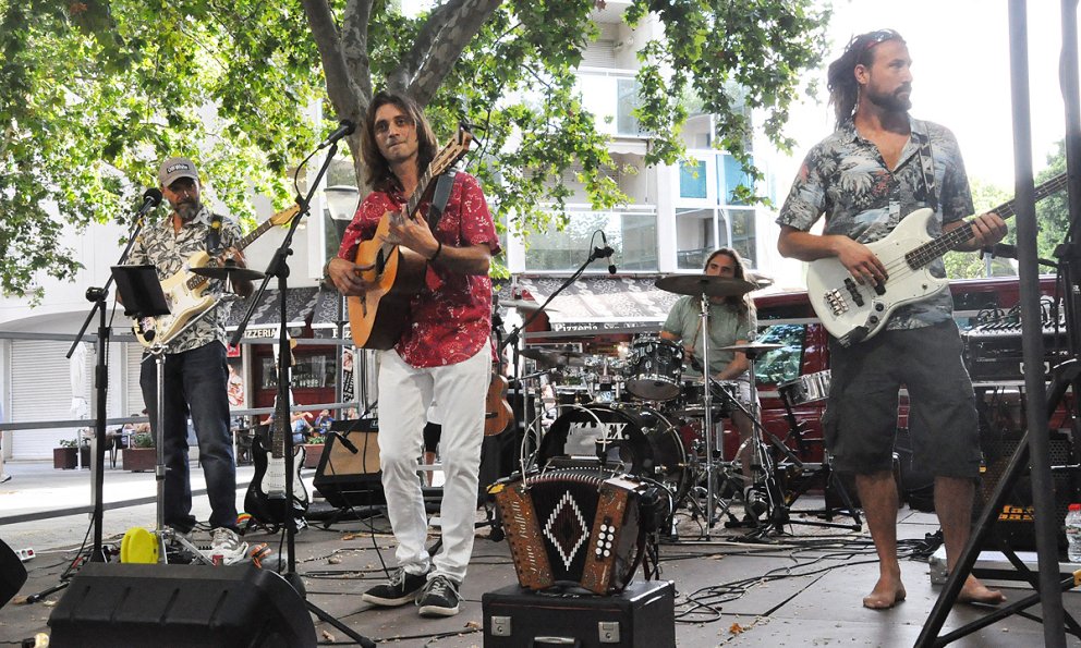 El grup cambrilenc Joan Marcià desplega la seva originalitat en un concert a la plaça de Mossèn Joan Batalla