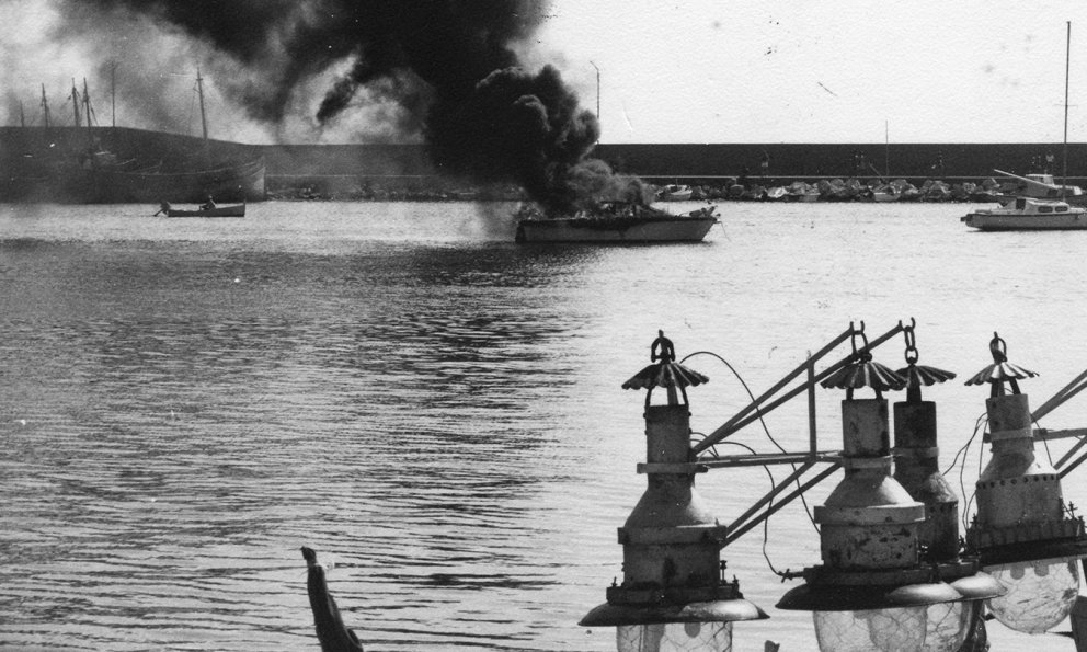 Incendi d’una embarcació esportiva al port / Setembre 1976
