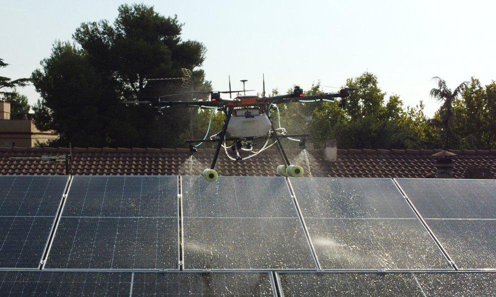 Una empresa cambrilenca ofereix un servei innovador de neteja de plaques solars a través de drons