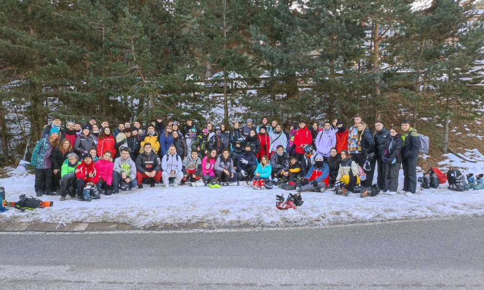 Un grup de 69 joves cambrilencs participa a l'esquiada a la Molina organitzada pel Departament de Joventut
