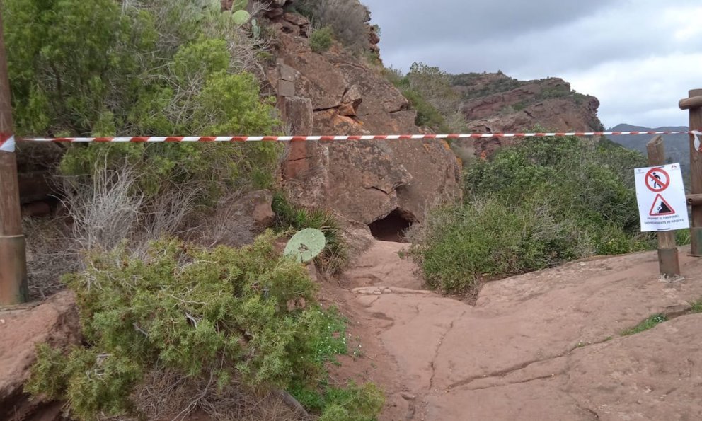 L'Ajuntament de Mont-roig restringeix l'accés al camí dels Carlins per perill de despreniment d'una massa rocosa de la muntanya de l'Areny