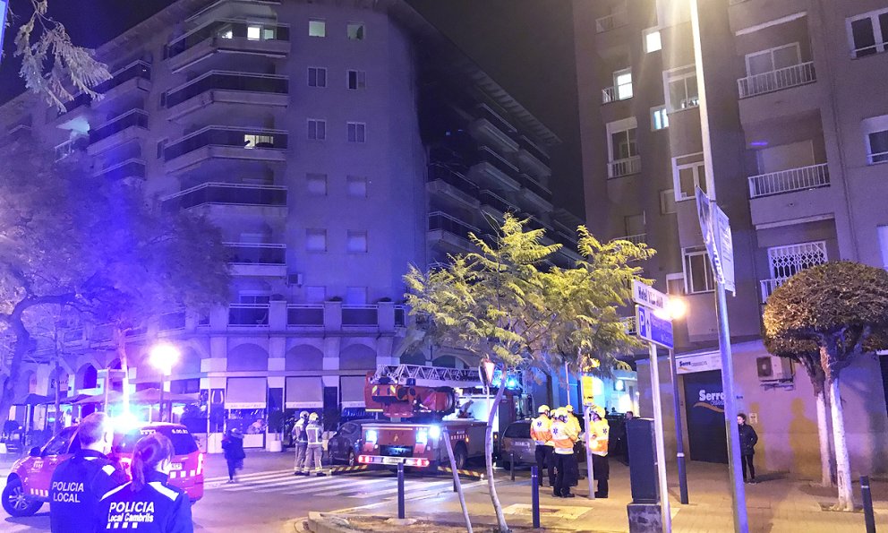 Un incendi calcina un habitatge del carrer de les Balears, a l'Eixample Platja