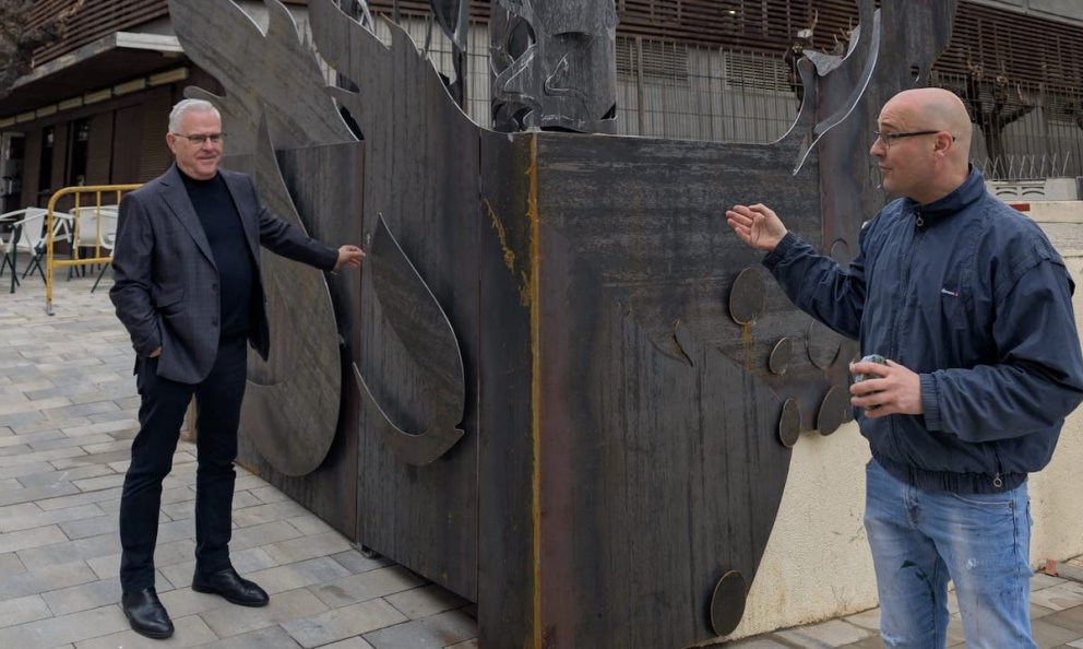 L'artista David Callau crea l'escultura «Un joc d'amor» que s'està instal·lant a la plaça de Sant Jordi de Salou