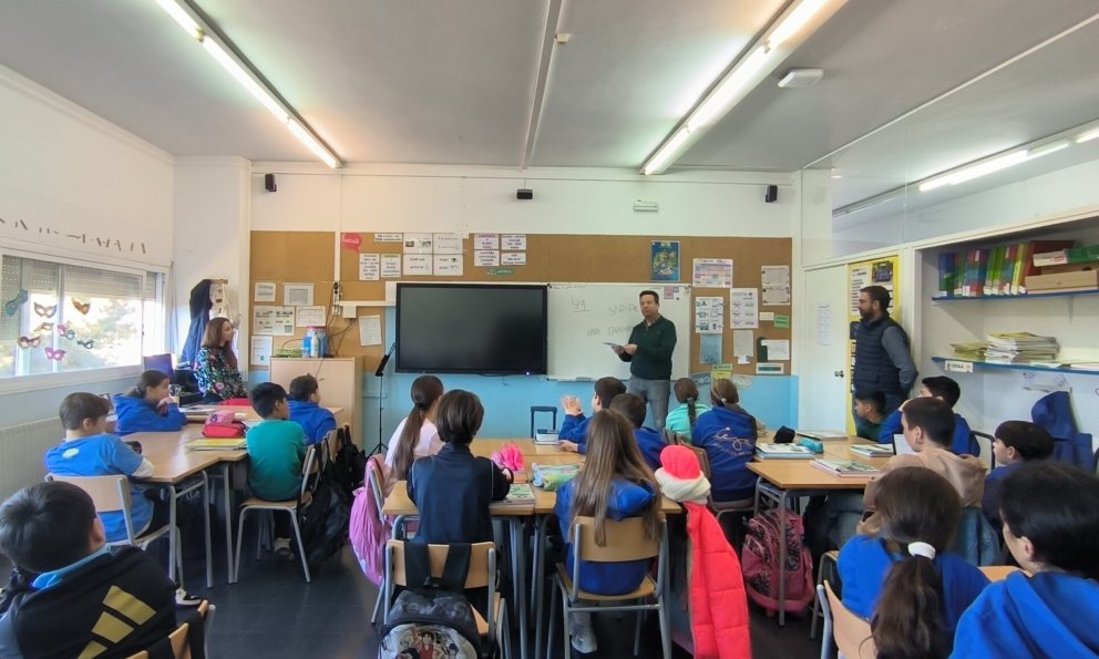 Els alumnes de l'institut escola Joan Ardèvol expliquen a l'alcalde el seu projecte «Protegim i descobrim el nostre entorn»