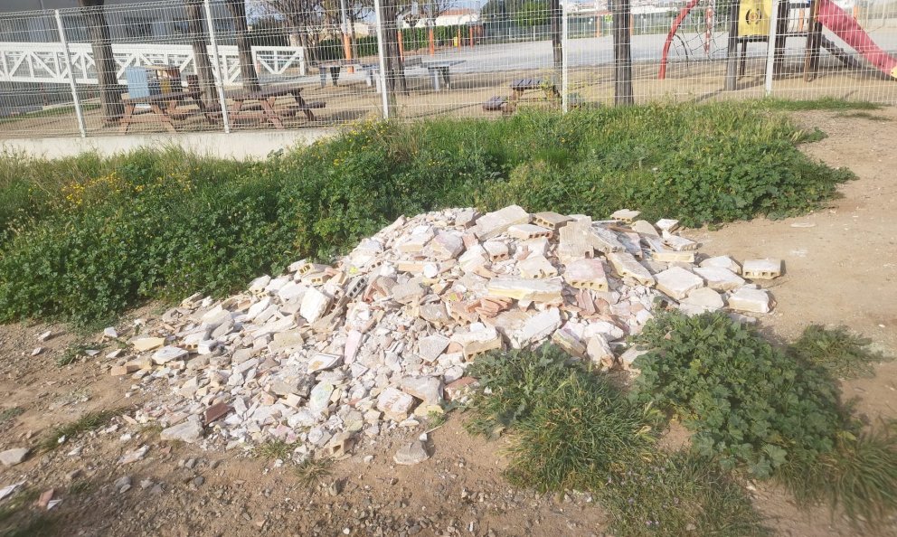 L'AMPA de l'escola La Bòbila demana que es retiri una muntanya de runa d'un solar proper al centre