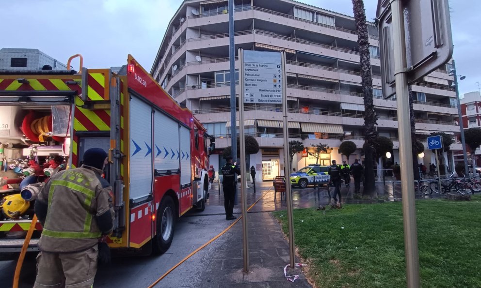 Alarma per un incendi a la cuina d'un pis a la plaça de la Constitució, ahir al vespre