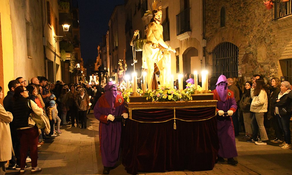 La processó del Sant Enterrament tanca la jornada litúrgica del Divendres Sant (CONTÉ GALERIA FOTOGRÀFICA)