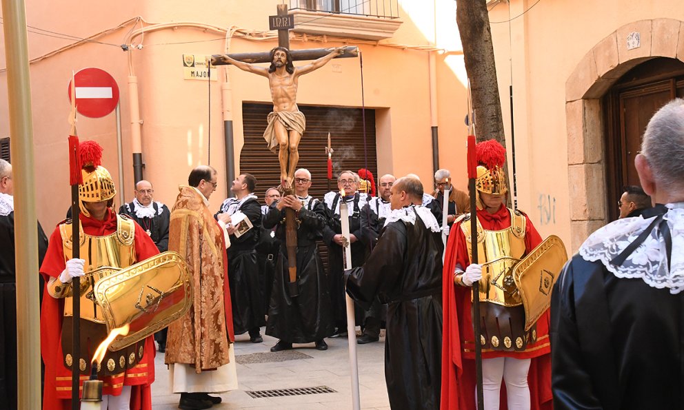 Els carrers del Barri Antic acullen el viacrucis del Divendres Sant (CONTÉ GALERIA FOTOGRÀFICA)